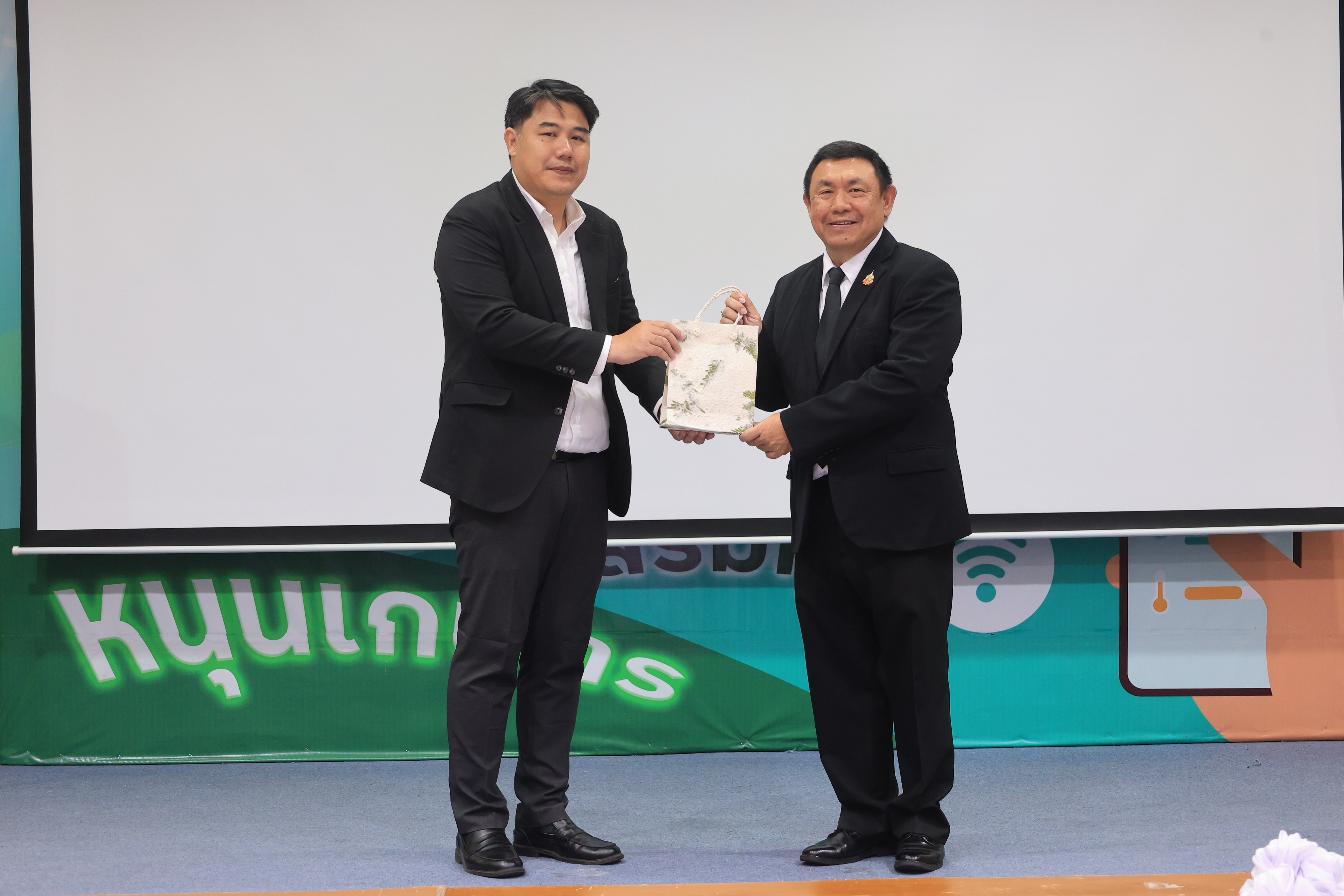 title - ส.ป.ก. ต้อนรับคณะผู้บริหารและเจ้าหน้าที่จากกรมบริหารและจัดการที่ดิน สปป.ลาว 